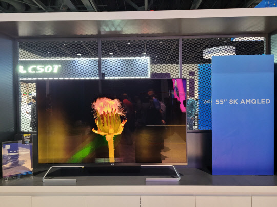 BOE가 SID 디스플레이 위크 2022 전시회에서 선보인 55인치 8K AMQLED 패널 제품 오른쪽 측면에 결함이 보이고 있다.